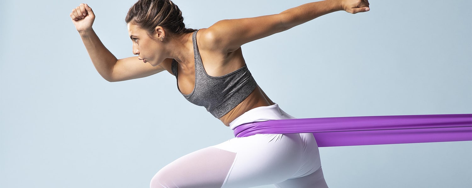 mujer-joven-haciendo-fitness-ropa-deportiva-min