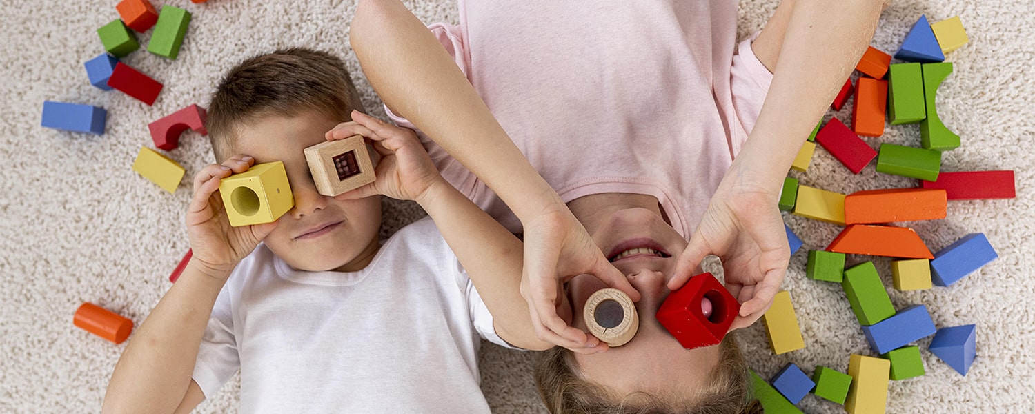 vista-superior-ninos-no-binarios-jugando-juego-colorido-min